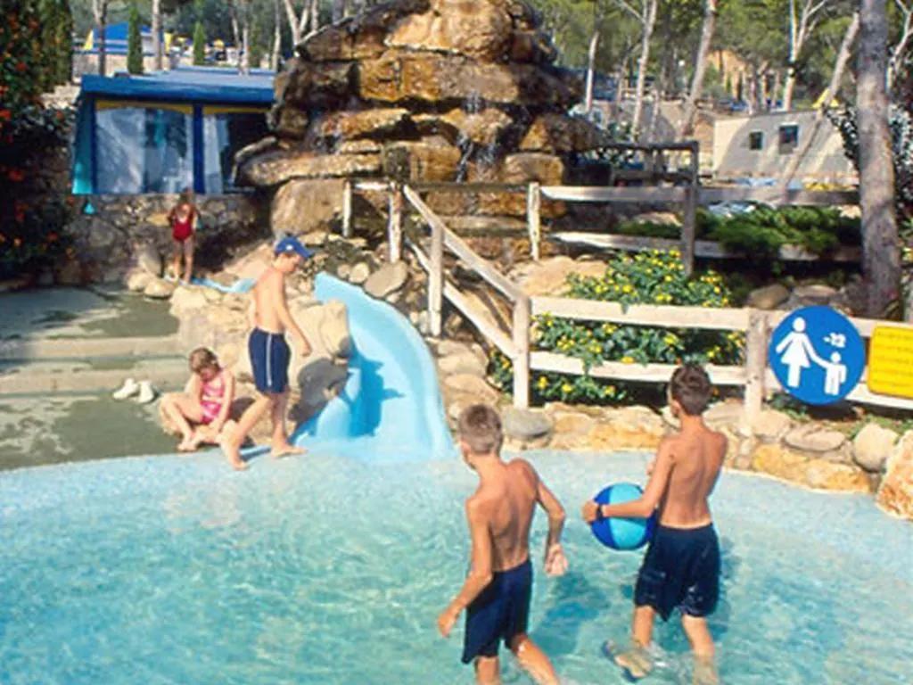 Kamp alanı Camping Castell Montgri II Otel L'Estartit